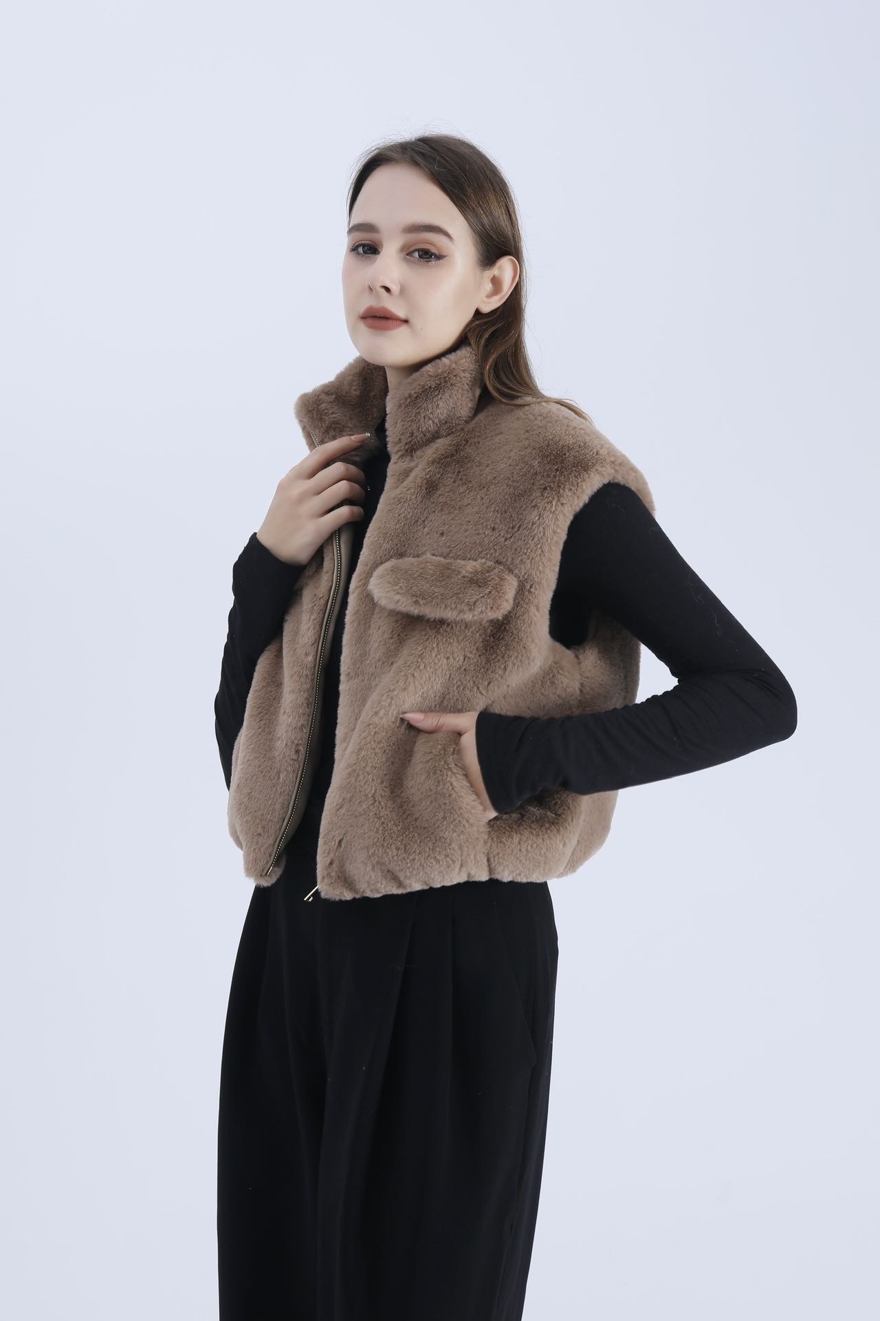 gilet-femme-fourrure-sans-manche-389udx.jpg